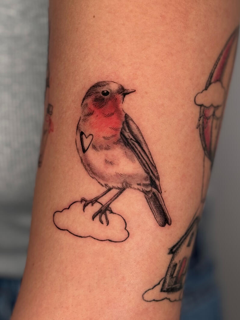 Tatuaje petirrojo pajaro en fine line para mujer Tatuaje pajaro petirrojo rojo en fineline delicato en brazo de mujer